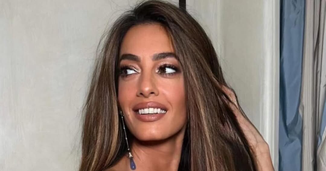 Кайлі Дженнер по-новому інтерпретує класичне поєднання джинсів і топа у святковому стилі - APRIL Journal - 7