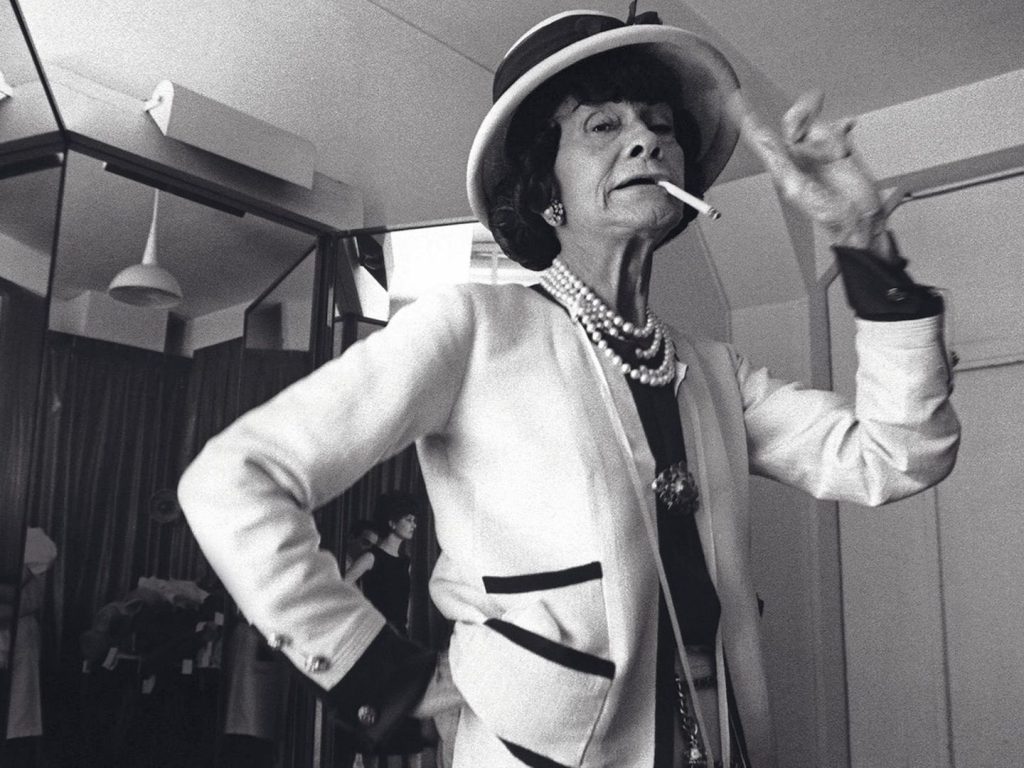 Моделі в архівних образах Chanel у стилі Коко Шанель під час показу