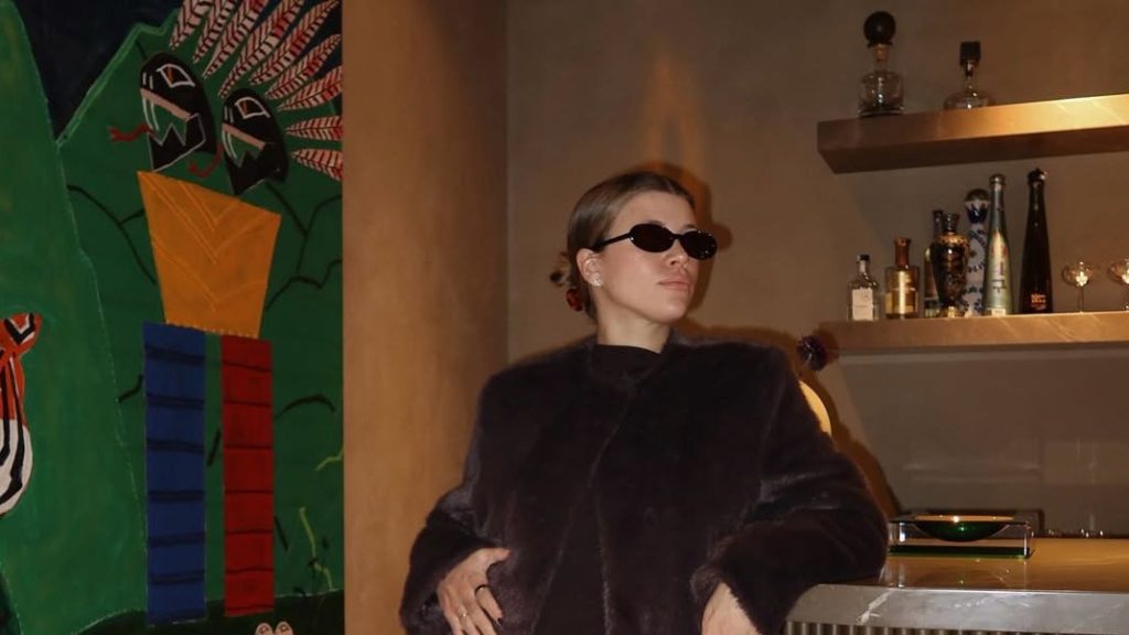 Стримана розкіш у новому вимірі: як майбутня мама вдруге формує естетику сезону - APRIL Journal - 13