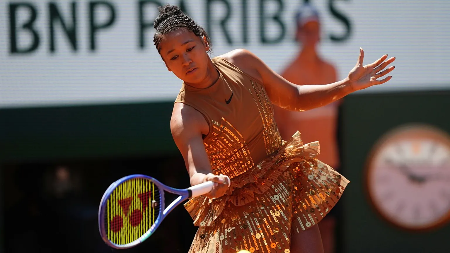 Наомі Осака на Roland Garros: модний вихід у золотій сукні - image 1 - APRIL Journal Naomi Osaka на Roland Garros: модний вихід у золотій сукні