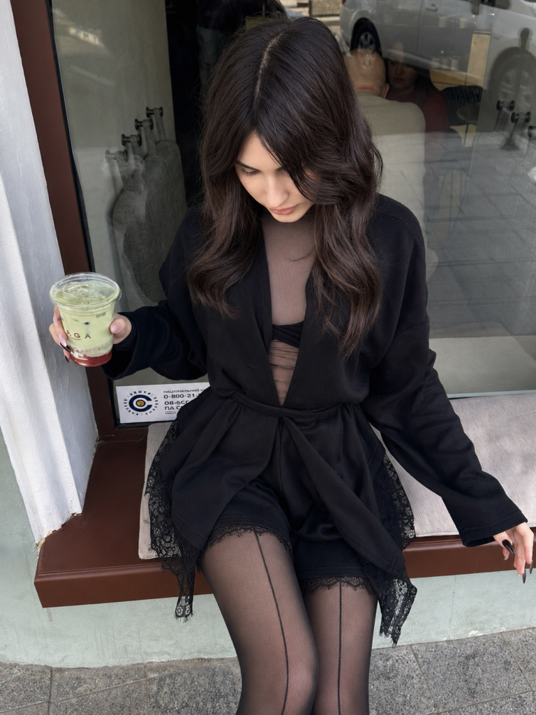 image Sleepwear у місті: як носити піжаму, комбінацію та кардиган удень