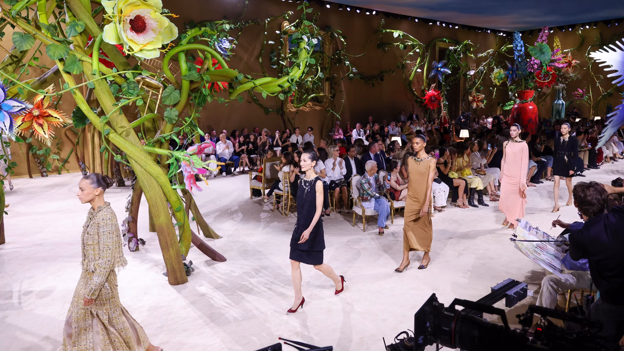 Chanel Couture 2026: Matthieu Blazy перетворив подіум на казку про одяг для реального життя - image 1 - APRIL Journal Chanel Couture 2026: Matthieu Blazy перетворив подіум на казку про одяг для реального життя