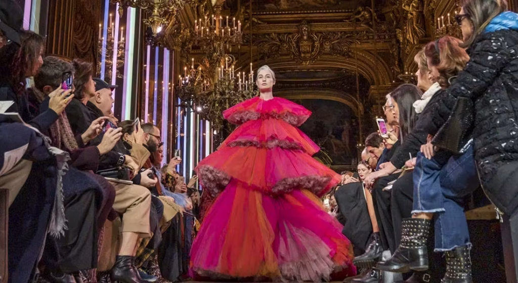 Paris Fashion Week Haute Couture 2026: головні покази сезону осінь-зима 2026/2027 - image 11 - APRIL Journal Paris Fashion Week Haute Couture 2026: головні покази сезону осінь-зима 2026/2027 - APRIL Journal - 10