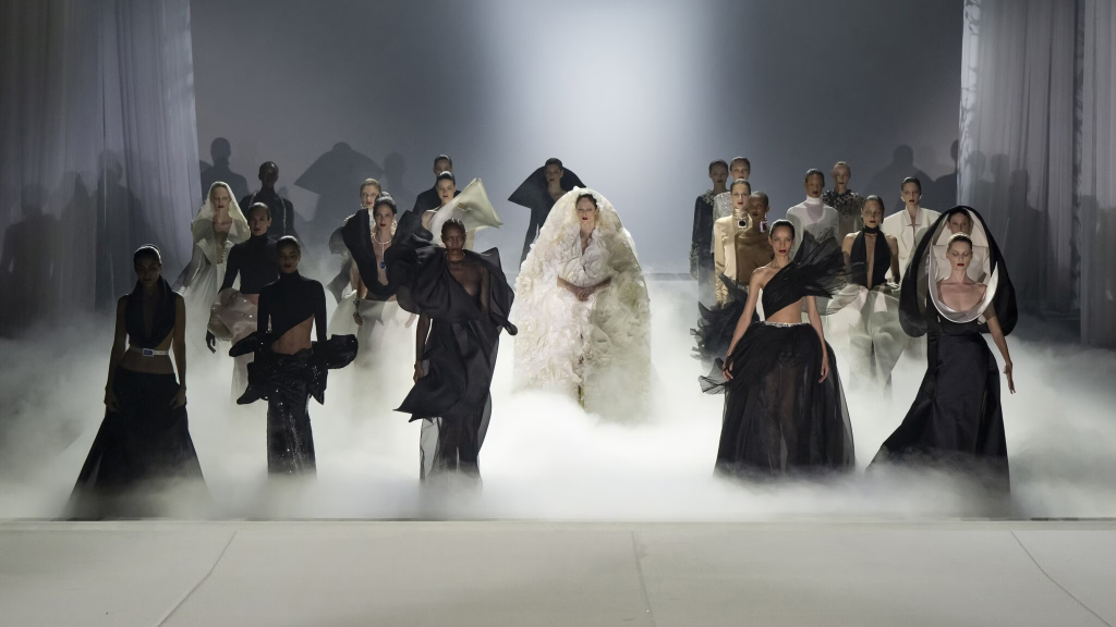 Paris Fashion Week Haute Couture 2026: головні покази сезону осінь-зима 2026/2027 - image 5 - APRIL Journal Paris Fashion Week Haute Couture 2026: головні покази сезону осінь-зима 2026/2027. Що важливо знати про Haute Couture Week