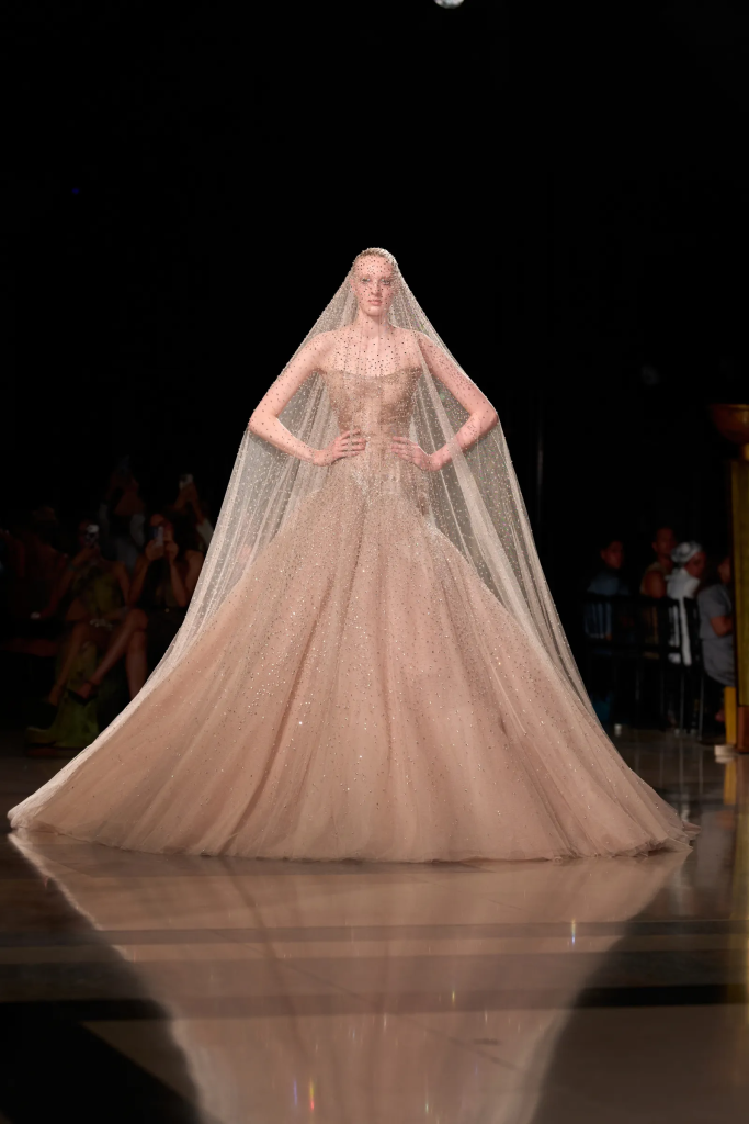 Elie Saab Couture 2026/27: бал-маскарад, темна романтика й сукні для великого виходу - image 9 - APRIL Journal Elie Saab Couture 2026/27: бал-маскарад, темна романтика й сукні для великого виходу