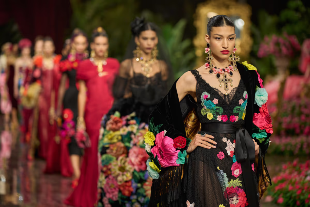 Dolce & Gabbana Alta Moda 2026: Сицилія, міфологія й кутюрна драма - image 3 - APRIL Journal Dolce & Gabbana Alta Moda 2026: Таорміна, Сицилія й кутюр як театр