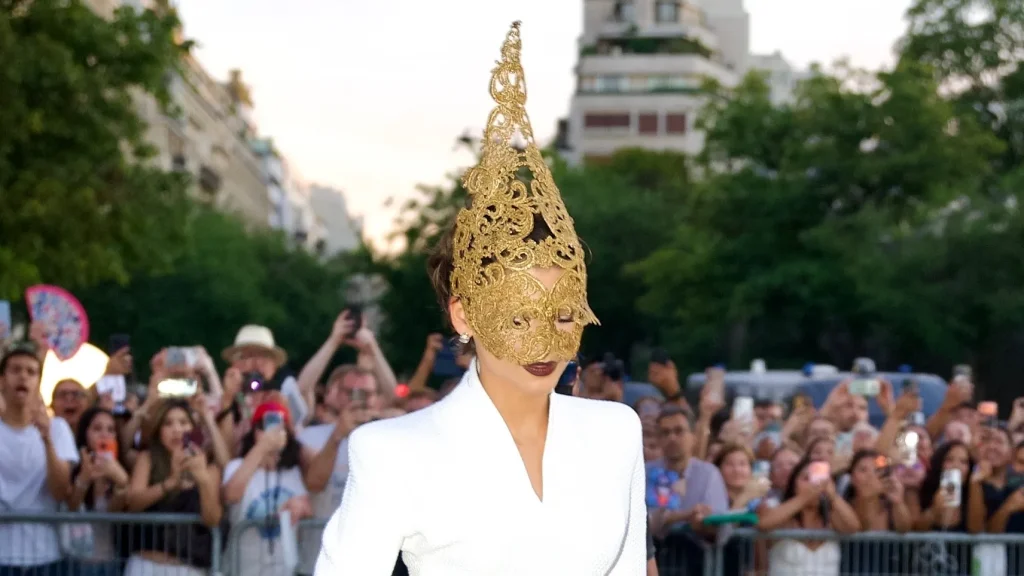 Zendaya у Givenchy 1997: архівний McQueen після найновішого Schiaparelli Couture для промотуру The Odyssey - image 6 - APRIL Journal Zendaya у Givenchy 1997: архівний McQueen після найновішого Schiaparelli Couture для промотуру The Odyssey